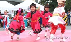 몽골 전통춤 선보이는 재한몽골학교 학생들