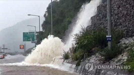 집중호우 속 국도로 쏟아지는 엄청난 빗물