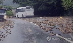 폭우로 도로에 쏟아진 돌