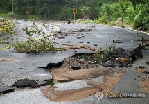 폭우로 도로 쩍쩍 갈라져