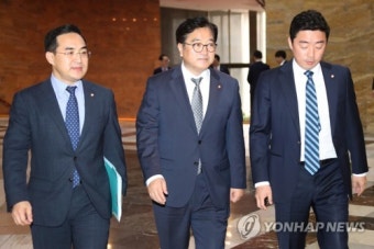 본회의장으로 향하는 우원식 원내대표