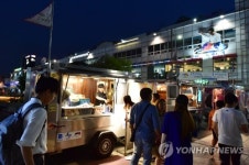 수원 재래시장에 조성된 푸드트럭 존