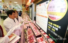 추석상품 직접 점검하는 농협유통 김병문 대표