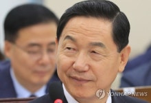 제안설명 듣는 김상곤 부총리