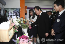 중소기업기술혁신대전 전시장 둘러보는 이낙연 총리