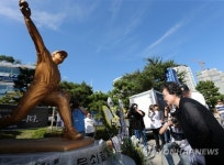 최동원 동상에 헌화하는 김정자 여사