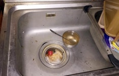 바퀴벌레가 우글우글…치매노인 집 수리 나선 경찰