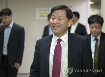 웃음 보이며 법정 들어서는 이철규 의원