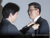 노조부위원장에게 배지 받는 은성수 은행장