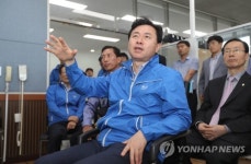 군산 VTS 방문한 김영춘 해수부 장관
