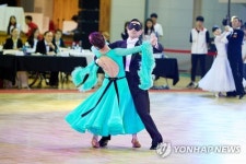 댄스스포츠 경기 펼치는 장애인들