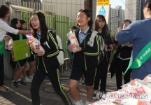 교문에서 나눠주는 아침