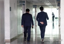 김동철 방에서 발길 돌리는 우원식