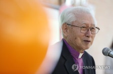 푸르메치과 개원 10주년, 격려사하는 김성수 명예이사장