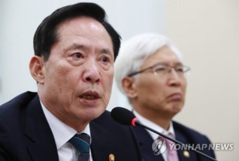 답변하는 송영무 국방장관