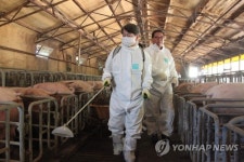 축사 소독하는 안철수 대표