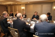 미국 주요 연구기관 대표 접견 에서 발언하는 문 대통령