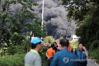 검은 연기가 뒤덮은 스티로폼 공장