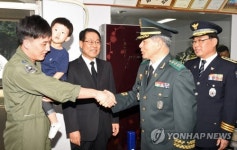 구창신 경사 증손자와 인사하는 이학기 대령