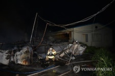 구미 돈사 화재로 돼지 1천여 마리 죽어