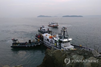 여수서 13명 탄 낚시어선 좌초…해경 구조