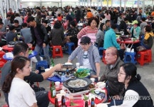 장수 한우랑 사과랑 축제 한우셀프식당 북적