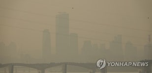 미세먼지와 안개로 뿌연 여의도