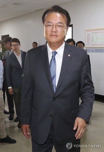 정보위 참석하는 정진석 의원