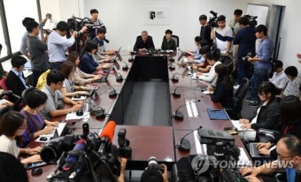 '블랙리스트' 피해 기자회견하는 황석영-김미화