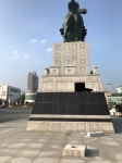 창원 최윤덕 동상 좌대 파손…취객 장난치다