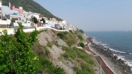 유명관광지 부산 흰여울마을 주민 엇박자 행정에 반발