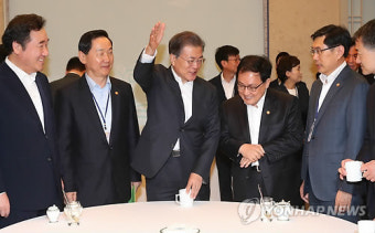 문 대통령, 국무위원들과 대화