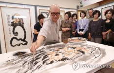 미대생이 된 달마도 대가 법용 스님의 따뜻한 바자회