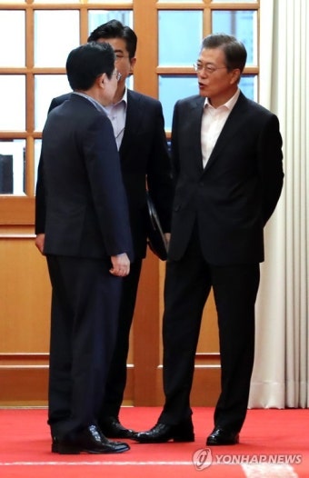 문 대통령, 전병헌 정무수석과 '대화'