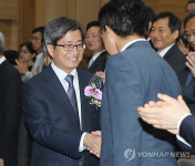 김명수 대법원장 권성동 의원과 악수