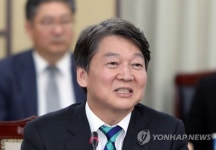 고향 부산 찾은 안철수 미소