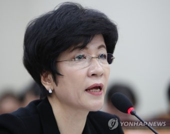 답변하는 김영주 장관