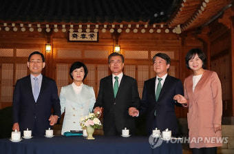 文대통령, 여야 4당대표 만찬회동 시작…'초당적 안보협력' 논의