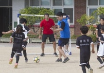 벤츠코리아, 연평초교서 축구교실 열고 해병대에 위문품 전달