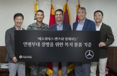 벤츠코리아, 연평초교서 축구교실 열고 해병대에 위문품 전달