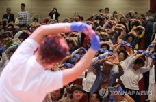 어르신들 맷돌체조로 건강하게