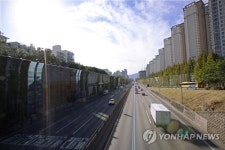 맑은 하늘 아래, 고향 가는 길