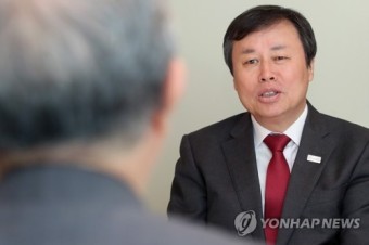 인사말 경청하는 도종환 장관