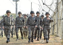 정경두 합참의장, 연휴 첫날 최전방 시찰…적 도발시 강력응징