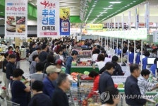 추석 실감 붐비는 할인마트