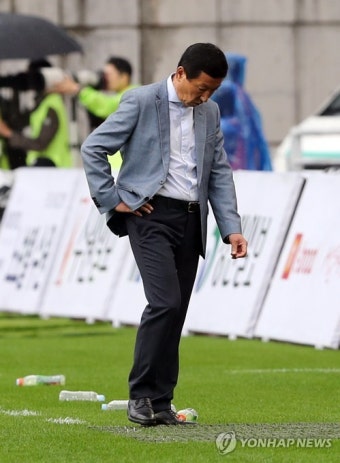 고개 숙인 최강희 감독