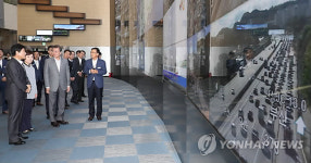 문 대통령, 추석 연휴 교통정보센터 방문