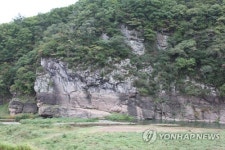 다시 물 위로 오른 국보 반구대 암각화