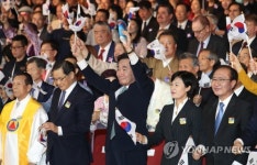 만세삼창하는 이낙연 총리