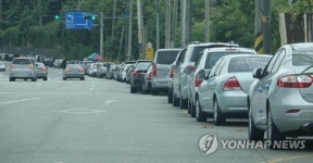 공원묘지 앞 늘어선 주차